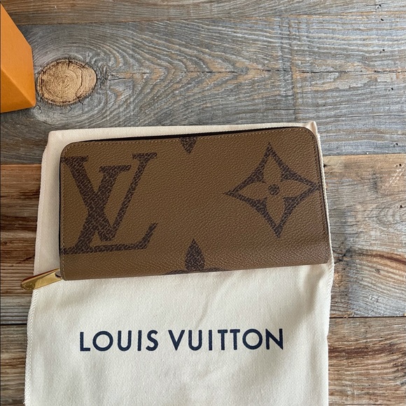 LOUIS VUITTON ZIPPY- Giant Monogram Reverse - Picture 2 of 9